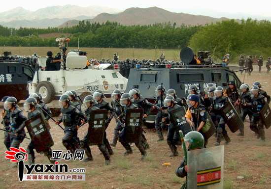 新疆反恐演习：军队果断开枪镇压暴徒